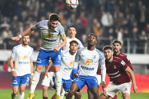 Ayrton Mboko, lângă Carlo Casap, care lovește mingea cu capul // foto: Imago Images