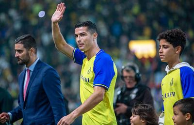 „Este afacerea secolului” » Cristiano Ronaldo, tratat ca un adevărat șeic la Riad: 5 mașini, 3 restaurante și supermarket privat!