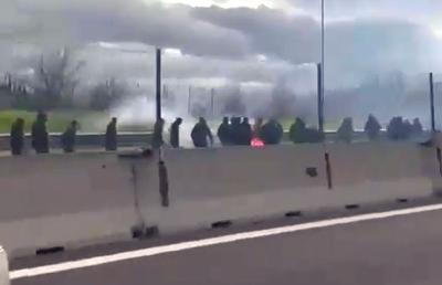 Haos în Italia: suporterii lui Napoli și AS Roma s-au bătut pe mijlocul șoselei! Autostrada a fost închisă
