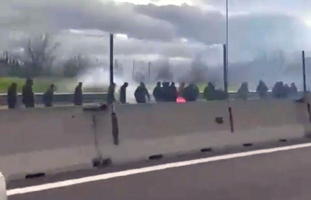 Haos în Italia: suporterii lui Napoli și AS Roma s-au bătut pe mijlocul șoselei! Autostrada a fost închisă