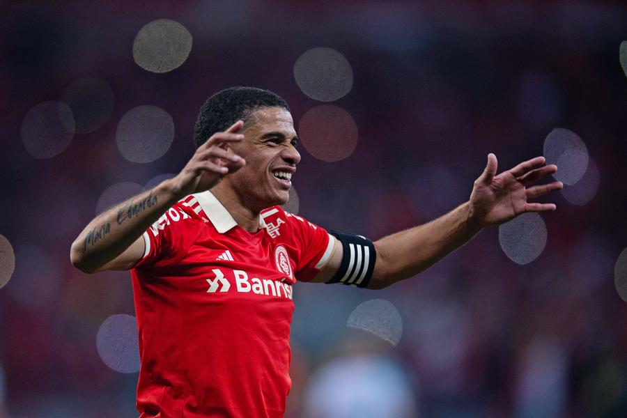 Taison, în tricoul lui Internacional Porto Alegre, primul său club în fotbalul profesionist. Foto: Imago Images Răzvan Lucescu transferă un brazilian de 35 de ani, care l-a avut antrenor pe Mircea Lucescu