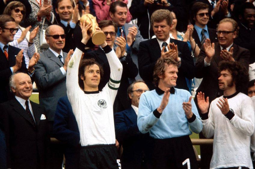 Franz Beckenbauer, fotbalist legendar al Germaniei, a murit duminică, la vârsta de 78 de ani. Lumea fotbalului și-a luat rămas bun de la „Der Kaiser”.
