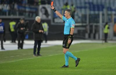 Al doilea „roșu” primit în acest campionat! Ce a făcut un renumit antrenor din Serie A. Staff-ul său a adunat 24 de cartonașe roșii!