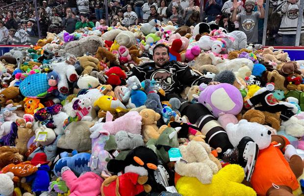 74.599 de jucării de pluș au fost aruncate la un meci de hochei al celor de la Hershey Bears