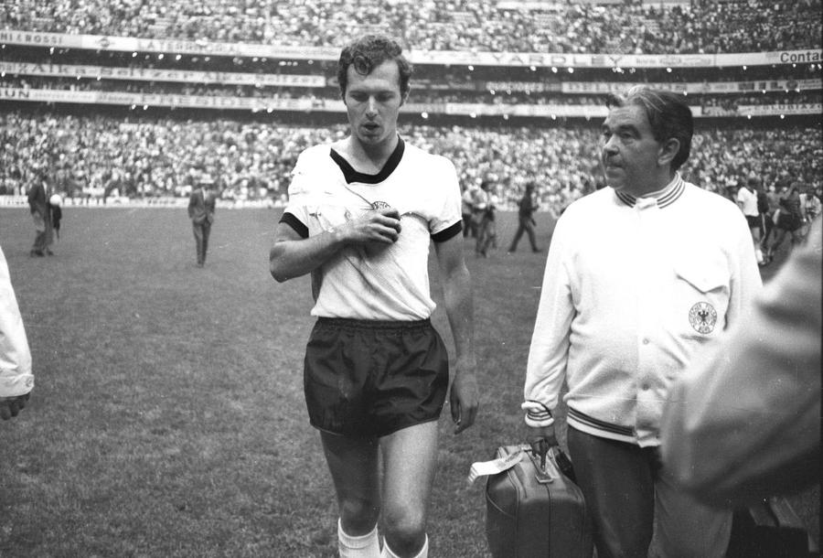 Mircea Lucescu, la dispariția lui Franz Beckenbauer: „Am schimbat tricoul cu el în 1970. Nu pot uita acel număr 4. Balet, nu fotbal. Și ce caracter avea!”