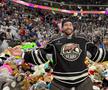 74.599 de jucării de pluș au fost aruncate la un meci de hochei al celor de la Hershey Bears