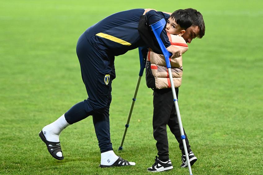 Momentul în care Sergiu Hanca e îmbărbătat pe gazon de micuțul Zian / Sursă foto: Imago Images