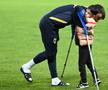 Momentul în care Sergiu Hanca e îmbărbătat pe gazon de micuțul Zian / Sursă foto: Imago Images