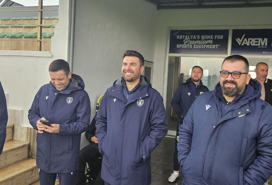 Adrian Mutu înainte de a debuta pe banca Petrolului Adi Mutu, remiză cu scandal la debutul pe banca Petrolului » „Briliantul”, un car de nervi în prima repriză: „Voi nu sunteți sănătoși”