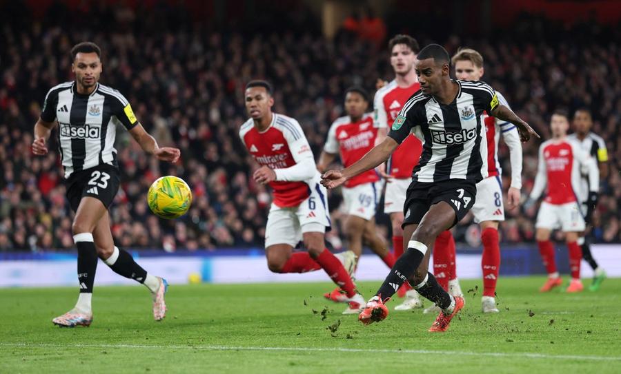 Alexander Isak, în tricoul lui Newcastle în meciul contra lui Arsenal / Foto: GettyImages Eddie Howe pune capăt speculațiilor: „Isak rămâne la Newcastle”