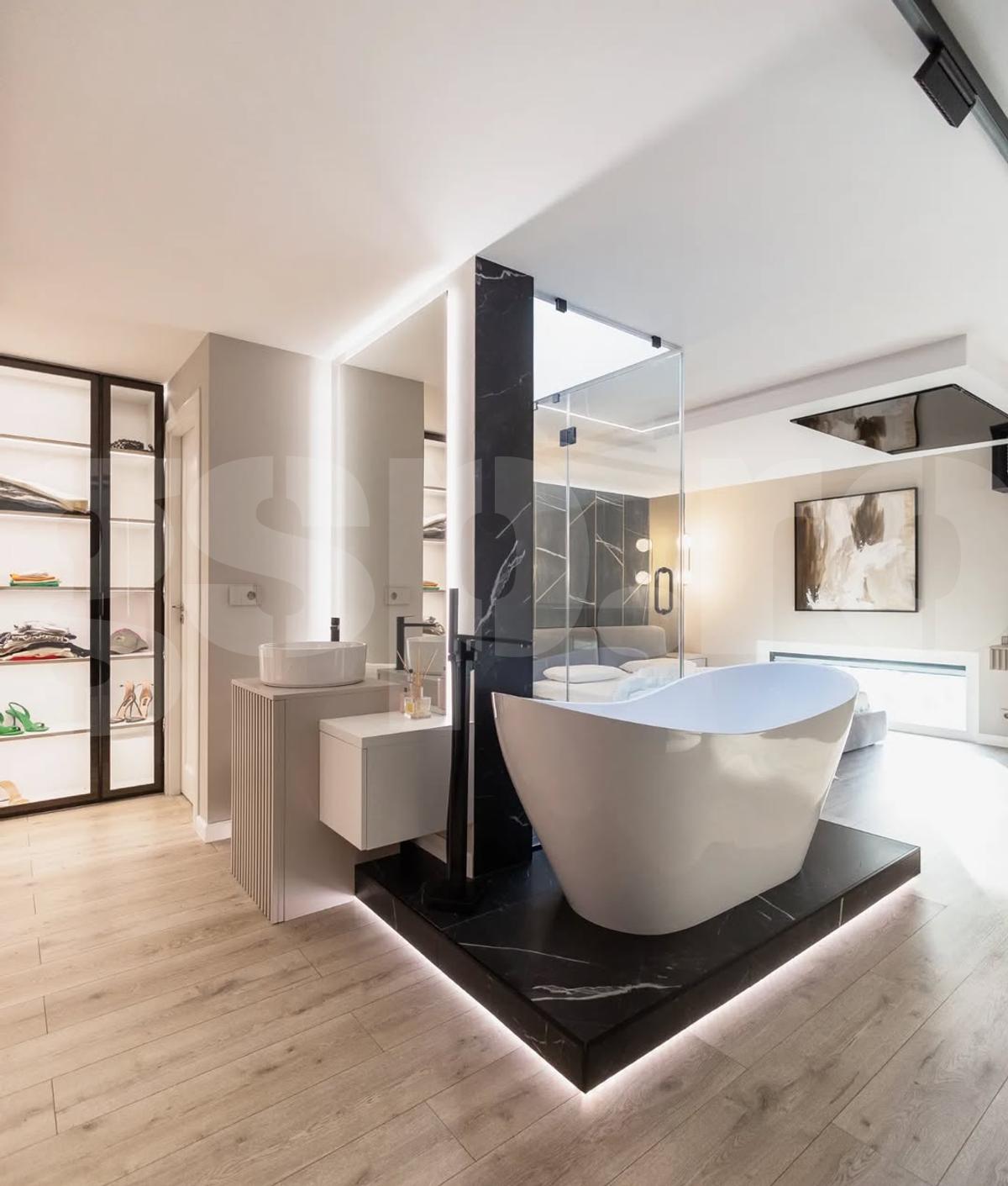 Cum arată penthouse-ul lui Dennis Man din Arad, în care a investit salariul său la Parma pe o lună: „Și-a dorit mereu să fie discret”