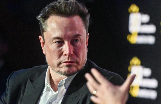 Elon Musk vrea să cumpere clubul-gigant din Premier League » Tatăl miliardarului a dat detaliile