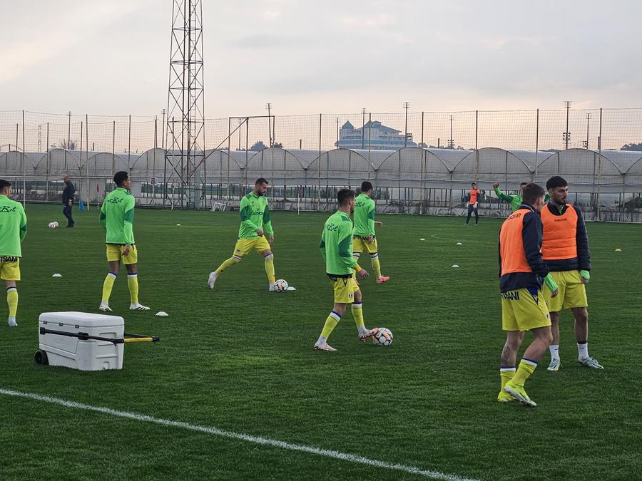 Jucătorii celor de la Petrolul au ieșit la încălzire Adi Mutu, remiză cu scandal la debutul pe banca Petrolului » „Briliantul”, un car de nervi în prima repriză: „Voi nu sunteți sănătoși”