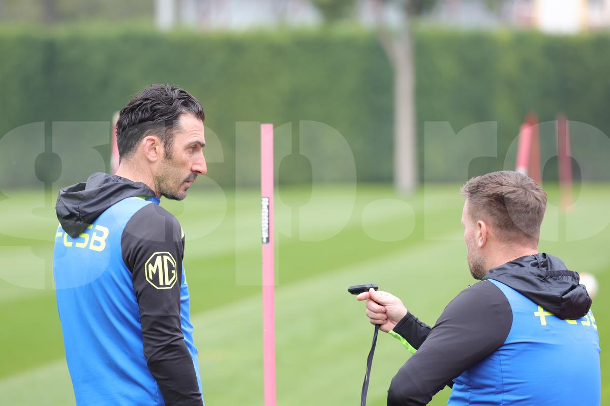 FCSB, antrenament în efectiv complet » Moment amuzant cu Ngezana în prim-plan
