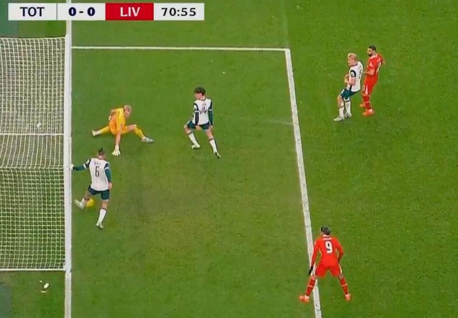 Intervenția salvatoare a lui Radu Drăgușin Radu Drăgușin, impecabil într-un Tottenham - Liverpool cu final controversat: decis de fotbalistul care n-ar fi trebuit să mai fie pe teren