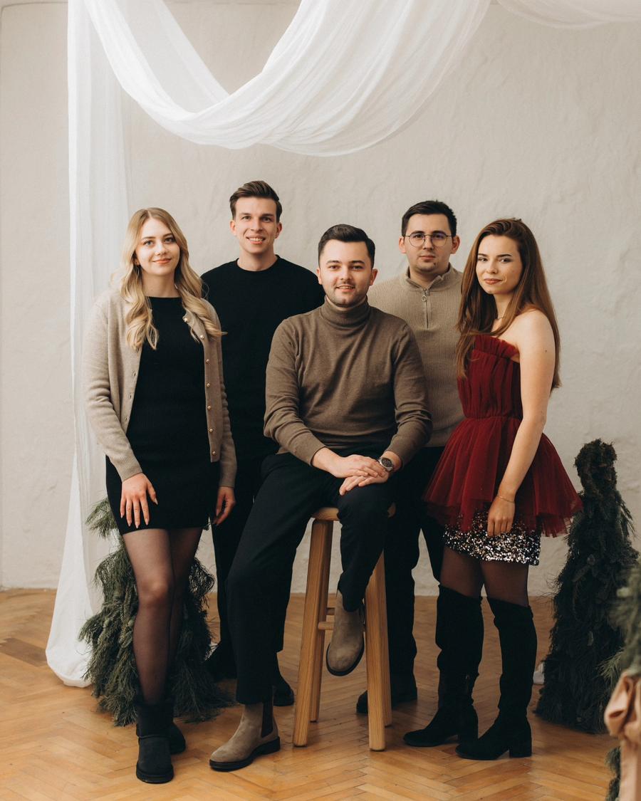 Arhitectul Bogdan Bej (în mijloc) și echipa sa de designeri au lucrat la apartamentul lui Dennis Man. Sursa: facebook Cum arată penthouse-ul lui Dennis Man din Arad, în care a investit salariul său la Parma pe o lună: „Și-a dorit mereu să fie discret”