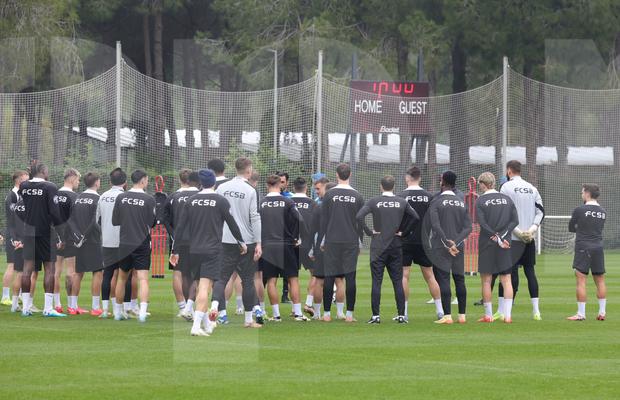 FCSB, antrenament în efectiv complet » Moment amuzant cu Ngezana în prim-plan