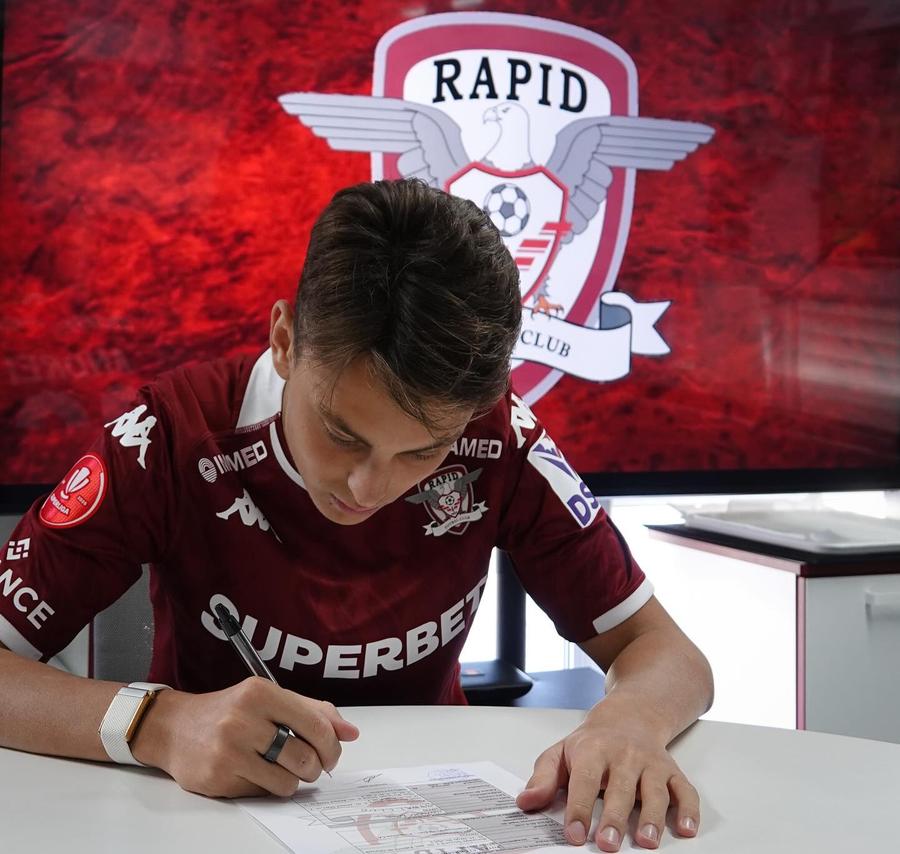 Andrei Șucu, primul contract profesionist la Rapid, foto: Facebook @FC Rapid 1923 Andrei Șucu a semnat primul contract profesionist cu Rapid: „Un vis pe care l-am avut de când eram copil”