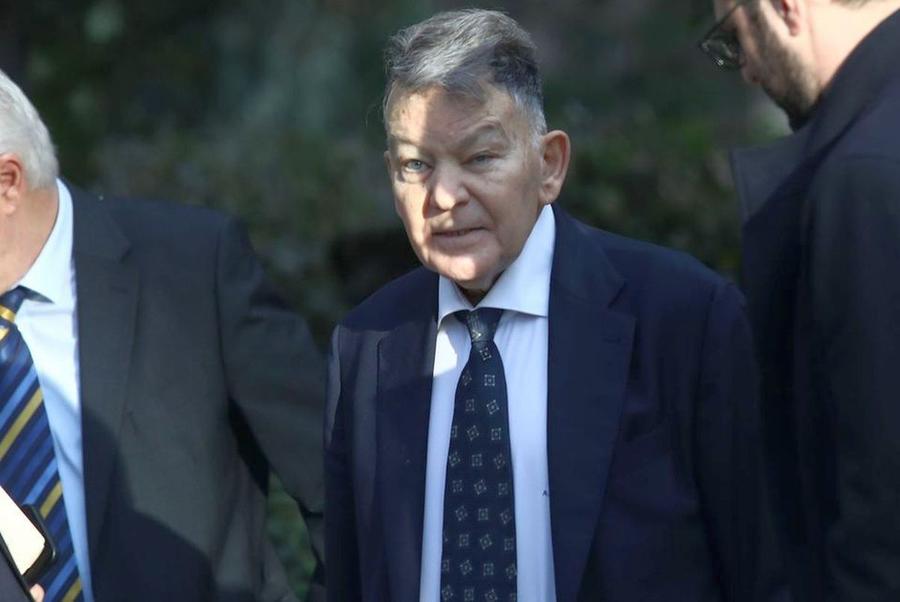 Alexis Kougias, avocatul lui Răzvan Lucescu, la audierea de astăzi // foto: Sportal.gr La audierea cazului Răzvan Lucescu, avocatul românului a „amenințat” comisia: „Dacă va fi condamnat, are oferte să plece din Grecia!”