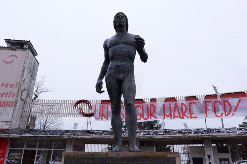 Statuia lui Ivan Patzaichin, amplastă chiar în fața stadionului din șoseaua Ștefan cel Mare / FOTO: Andrei Furnigă (GSP)