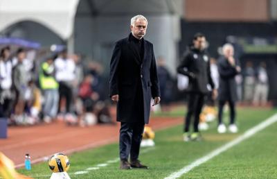 Mourinho a dat de pământ cu jucătorii! Fanii sunt indignați: „După hotel, construiți un bordel!”