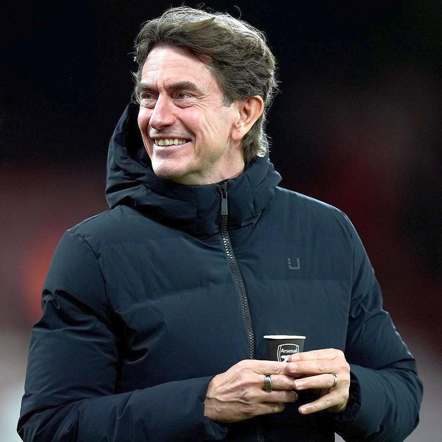 Thomas Frank, bând din pahar cu sigla lui Arsenal // sursă foto: X @ FabrizioRomano Antrenorul lui Tottenham a băut dintr-un pahar cu sigla marii rivale: „Absolut prostesc!”