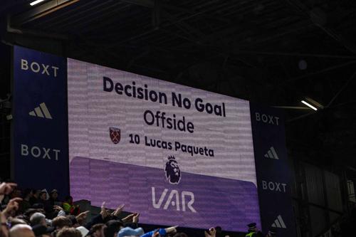FIFA vrea să le facă viața și mai ușoară arbitrilor în privința ofsaidului / Foto: Imago
