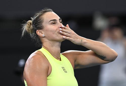 Aryna Sabalenka, plecăciune în fața Soranei Cîrstea // foto: Imago