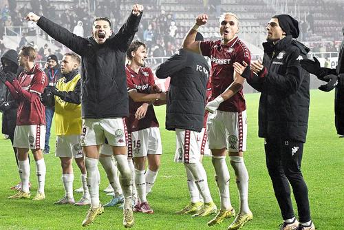 Denis Ciobotariu, în dreapta, complet în negru // foto: Imago Images