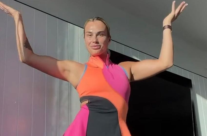 Aryna Sabalenka (27 de ani), jucătoarea de pe prima poziție din clasamentul WTA, și-a prezentat echipamentul cu care va juca la Australian Open 2026. Acesta este furnizat de Nike, iar culorile vibrante au atras atenția fanilor tenisului.
