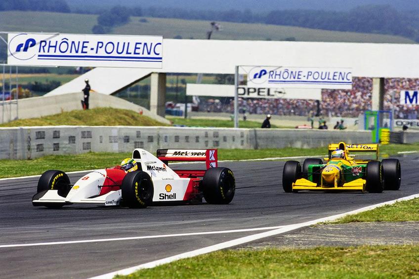Monopostul Benetton B192, în care Michael Schumacher a obținut prima victorie (n.r. în spate) // foto: X