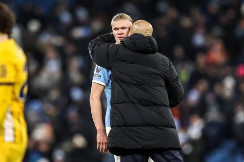 Pep Guardiola pare să-l consoleze pe Erling Haaland, dar în fața jurnaliștilor nu l-a iertat / Foto: Imago