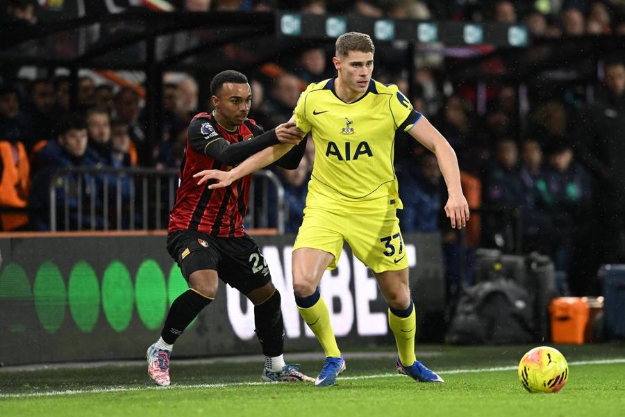 Micky van de Ven / Foto: Imago Drăgușin poate scăpa de un rival » Fundașul lui Tottenham e dorit la Barcelona