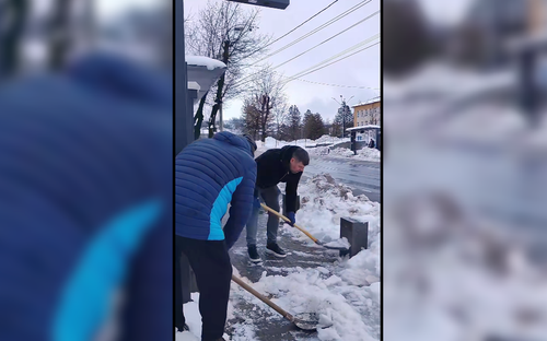 Imagini rare! Președintele liderului a scos lopata și a venit la deszăpezit cu antrenorul și căpitanul // foto: captură Facebook