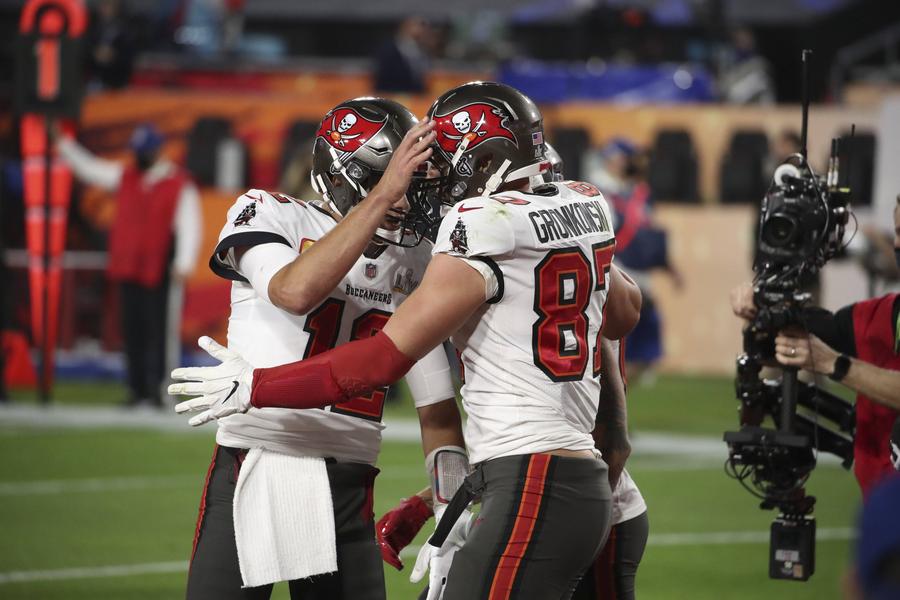 Tom Brady și Rob Gronkowski sărbătoresc un nou touchdown FOTO Imago SUPER BOWL LV » Tampa Bay Buccaneers a câștigat trofeul „Vince Lombardi”, după ce a învins Kansas City Chiefs