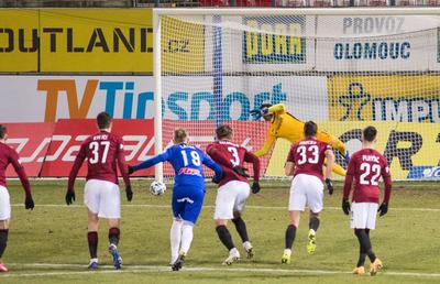 Olomouc - Sparta Praga 2-3 » Florin Niță, trei penalty-uri din patru apărate în acest sezon: „Prestație fantastică a românului!”