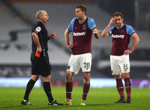 Mike Dean i-a arătat cartonașul roșu lui Tomas Soucek FOTO IMAGO
