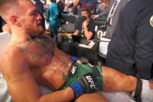 Conor McGregor a ieșit pe targă, cu piciorul rupt, în ultimul său meci, cu Dustin Poirier