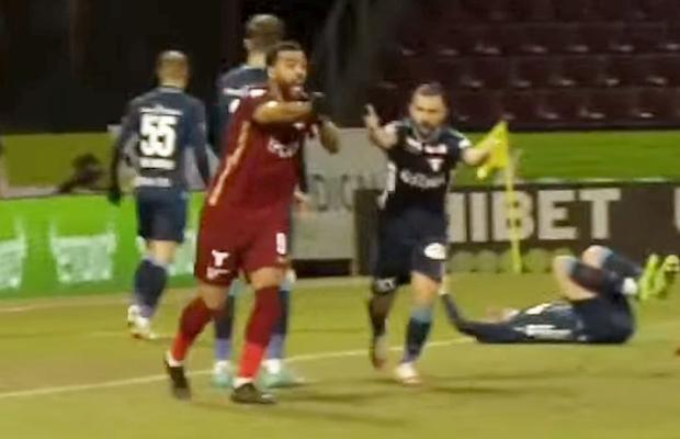 CFR Cluj a cerut penalty în începutul reprizei secunde » Sorin Costreie a lăsat jocul să curgă