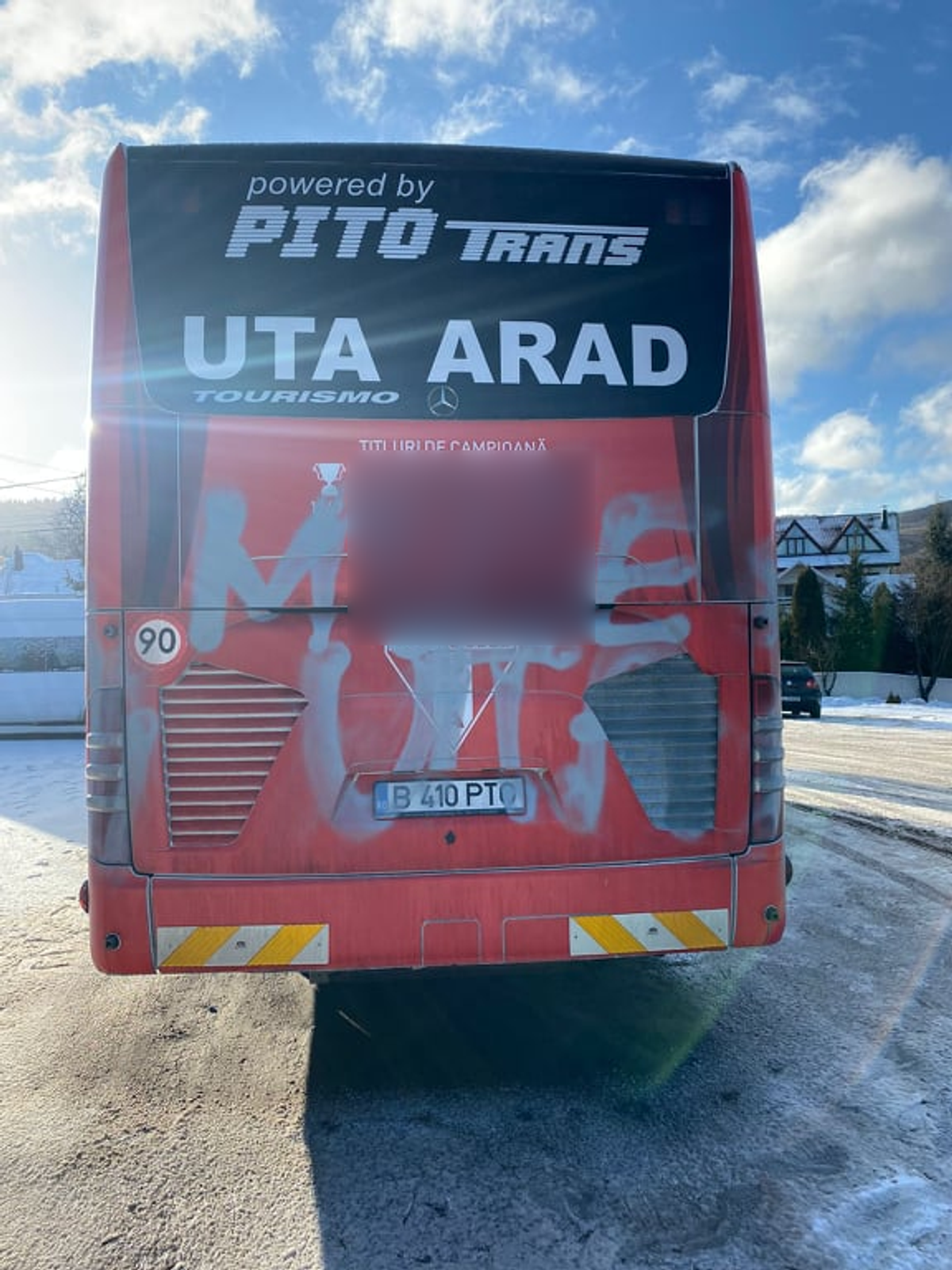 Autocarul celor de la UTA a fost vandalizat la Cluj