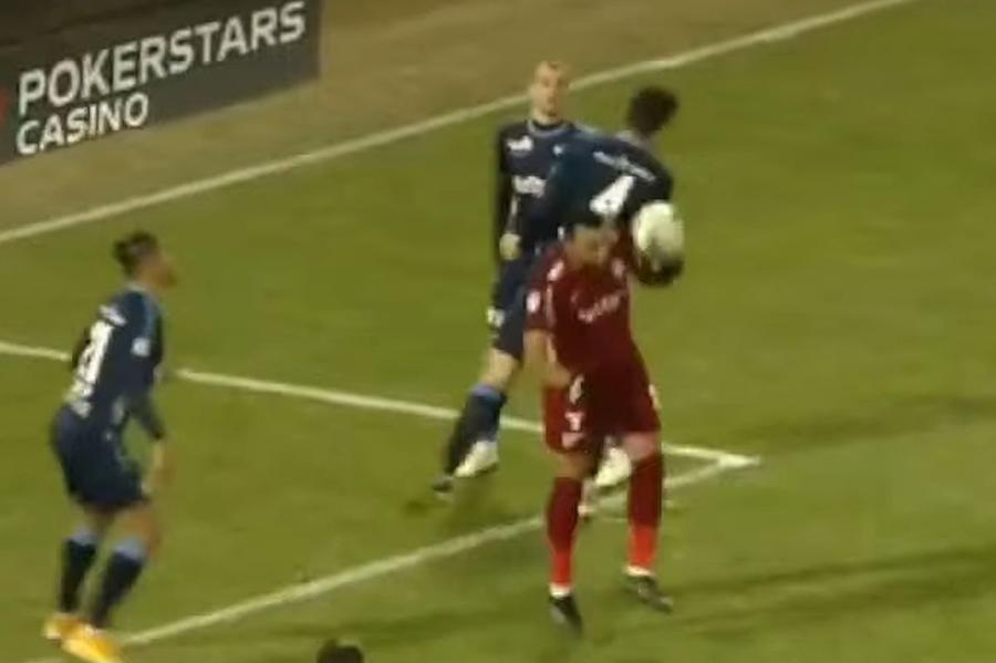 CFR Cluj a cerut penalty în începutul reprizei secunde » Sorin Costreie a lăsat jocul să curgă