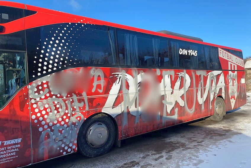 Autocarul celor de la UTA a fost vandalizat