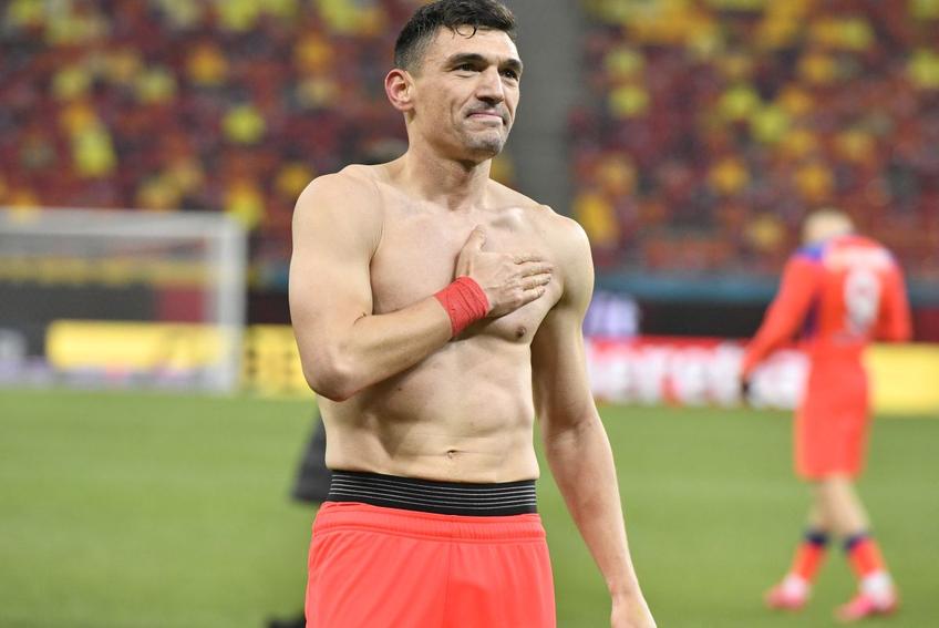 Claudiu Keșeru a salutat suporterii la bustul gol, după ce a închis tabela în meciul cu FCU Craiova, scor 2-2 (foto: Cristi Preda/GSP)