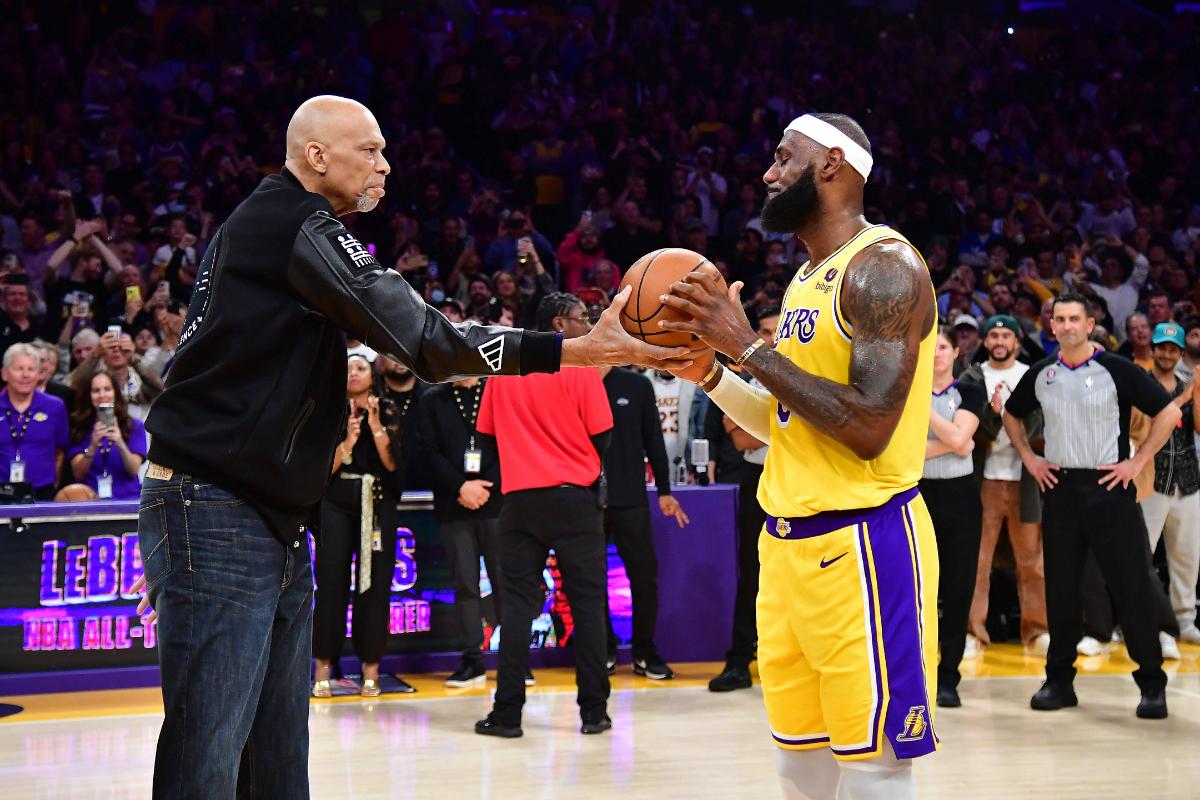 LeBron James e Regele NBA: cel mai bun marcator din istorie!