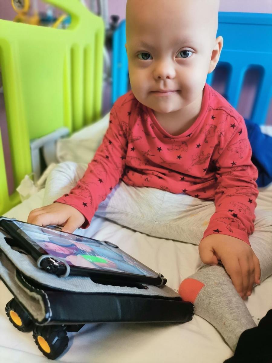 Patrick, înainte şi după tratamentul cu citostatice „Mami, doale ...”» Leucemie, transplant, complicații, speranță. Donează AICI pentru Patrick, fiul Valeriei Motogna, fosta handbalistă și portdrapel al României la JO 2008
