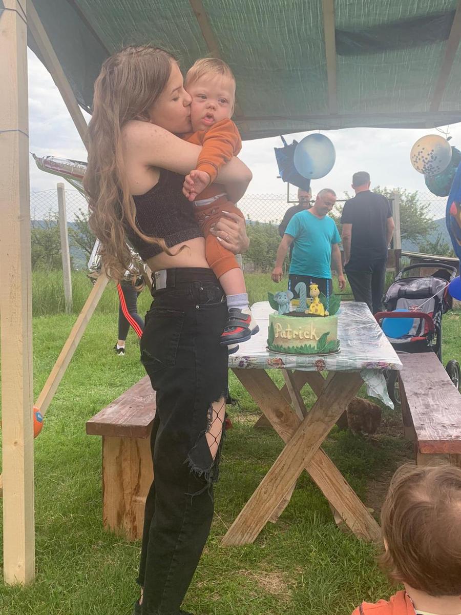 Patrick, alături de sora lui, Alesia „Mami, doale ...”» Leucemie, transplant, complicații, speranță. Donează AICI pentru Patrick, fiul Valeriei Motogna, fosta handbalistă și portdrapel al României la JO 2008