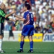 Bogdan Stelea se salută cu Davor Suker la finalul meciului Croația - România, scor 1-0. Foto: Imago Images