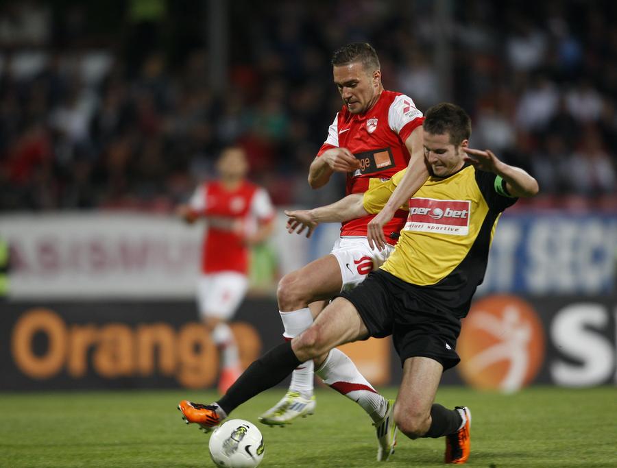 Dumitraș încearcă să-l blocheze pe Alexe într-un meci Dinamo - Ceahlăul Campionul cu FCSB care n-a rezistat în club din cauza emoțiilor: „Tata a murit când aveam o lună. Aș fi avut nevoie de el pentru sfaturi, pentru întrebări, pentru viață”