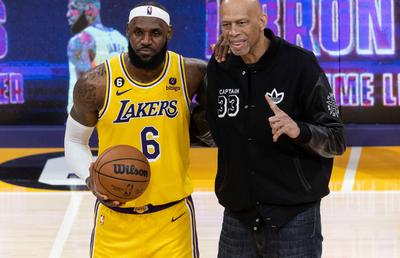 LeBron James e Regele NBA: cel mai bun marcator din istorie! A doborât recordul deținut de aproape 40 de ani de legendarul Kareem Abdul-Jabbar