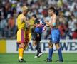 Lucian Marinescu și Zvonimir Boban fac schimb de tricouri. Foto: Imago Images